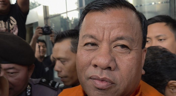 KPK Tahan Bupati Kuansing Suhardiman Amby (Taufiq/detikcom)