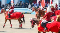 Kemegahan parade semakin terasa dengan kehadiran pasukan berkuda yang tampil gagah mengiringi jalannya defile. Penampilan tersebut menjadi daya tarik tersendiri dan mendapat perhatian dari para peserta maupun undangan yang hadir dalam perayaan HUT Bhayangkara tahun ini.