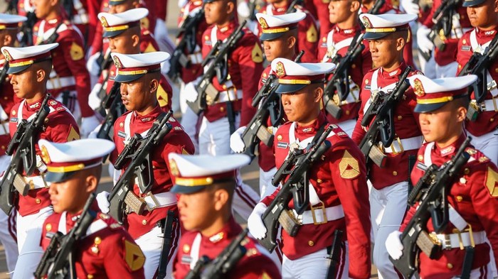 Perayaan HUT Bhayangkara ke-80 di Satlat Brimob, Kabupaten Bogor, Rabu (1/7/2026), berlangsung meriah dengan parade defile yang menyita perhatian para tamu undangan. Sejumlah pasukan berkuda tampil gagah berbaris di hadapan Presiden Prabowo Subianto, Wakil Presiden Gibran Rakabuming Raka, Kapolri Jenderal Listyo Sigit Prabowo, serta jajaran pejabat dan undangan yang hadir. Satu per satu pasukan memberikan salam hormat sebagai simbol penghormatan dan kesiapan dalam mengabdi kepada bangsa dan negara.