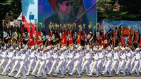 Pasukan yang terlibat secara bergantian melintasi area upacara sambil memberikan salam hormat kepada para pemimpin negara dan tamu kehormatan.