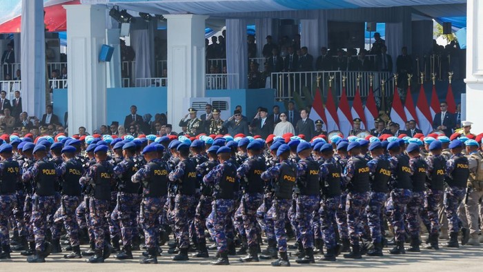 Perayaan HUT Bhayangkara ke-80 di Satlat Brimob, Kabupaten Bogor, Rabu (1/7/2026), berlangsung meriah dengan parade defile yang menyita perhatian para tamu undangan. Sejumlah pasukan berkuda tampil gagah berbaris di hadapan Presiden Prabowo Subianto, Wakil Presiden Gibran Rakabuming Raka, Kapolri Jenderal Listyo Sigit Prabowo, serta jajaran pejabat dan undangan yang hadir. Satu per satu pasukan memberikan salam hormat sebagai simbol penghormatan dan kesiapan dalam mengabdi kepada bangsa dan negara.