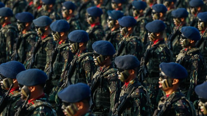 Perayaan HUT Bhayangkara ke-80 di Satlat Brimob, Kabupaten Bogor, Rabu (1/7/2026), berlangsung meriah dengan parade defile yang menyita perhatian para tamu undangan. Sejumlah pasukan berkuda tampil gagah berbaris di hadapan Presiden Prabowo Subianto, Wakil Presiden Gibran Rakabuming Raka, Kapolri Jenderal Listyo Sigit Prabowo, serta jajaran pejabat dan undangan yang hadir. Satu per satu pasukan memberikan salam hormat sebagai simbol penghormatan dan kesiapan dalam mengabdi kepada bangsa dan negara.