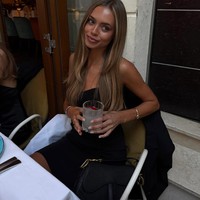Selagi laga Jannik Sinner di Wimbledon jadi perhatian, sosok kekasihnya juga ikut diperbincangkan. Jannik diketahui memacari Laila Hasanovic, influencer sekaligus ratu kecantikan.Foto: Instagram @lailahasanovic