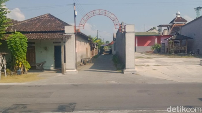 Lokasi pengeroyokan di gapura Dukuh Glagah, Desa Karangwungu, Karangdowo, Klaten, Minggu (21/6/2026).