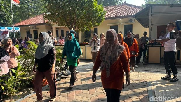 Lomba tarik tambang hingga balap karung meriahkan Hari Bhayangkara ke-80 di Pulau Tidung, Rabu (1/7/2026).