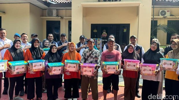Lomba tarik tambang hingga balap karung meriahkan Hari Bhayangkara ke-80 di Pulau Tidung, Rabu (1/7/2026).