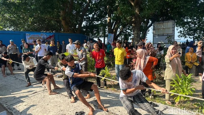 Lomba tarik tambang hingga balap karung meriahkan Hari Bhayangkara ke-80 di Pulau Tidung, Rabu (1/7/2026).