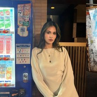 Beberapa foto yang diunggah memperlihatkan Raisa dan chef Mathis berpose dengan latar belakang yang mirip. Foto: Instagram/@mathismolinie