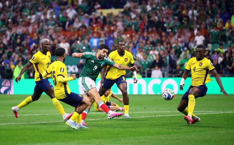 Meksiko vs Ekuador Soccer Football - FIFA World Cup 2026 - Round of 32 - Mexico v Ecuador - Estadio Azteca, Mexico City, Mexico - June 30, 2026 Mexico's Raul Jimenez celebrates scoring their second goal with Johan Vasquez and teammates next as Ecuador players look dejected REUTERS/Raquel Cunha TPX IMAGES OF THE DAY