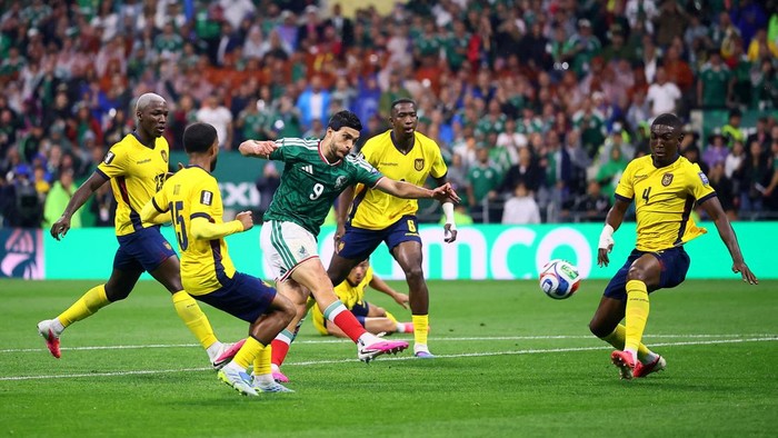 Soccer Football - FIFA World Cup 2026 - Round of 32 - Mexico v Ecuador - Estadio Azteca, Mexico City, Mexico - June 30, 2026 Mexicos Raul Jimenez celebrates scoring their second goal with Johan Vasquez and teammates next as Ecuador players look dejected REUTERS/Raquel Cunha     TPX IMAGES OF THE DAY