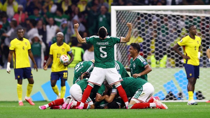 Soccer Football - FIFA World Cup 2026 - Round of 32 - Mexico v Ecuador - Estadio Azteca, Mexico City, Mexico - June 30, 2026 Mexicos Raul Jimenez celebrates scoring their second goal with Johan Vasquez and teammates next as Ecuador players look deje