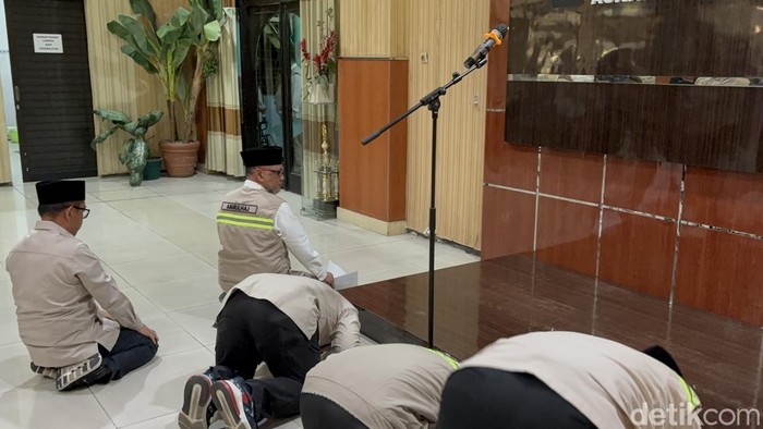 Menteri Haji dan Umrah Mochamad Irfan Yusuf melakukan sujud syukur di Asrama Haji Surabaya.