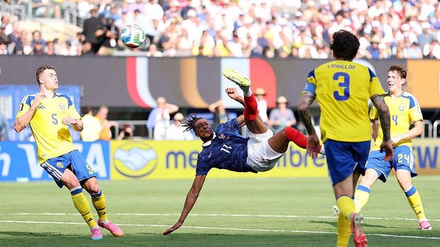 Michael Olise EAST RUTHERFORD, NEW JERSEY - JUNE 30: Michael Olise #11 of France attempts an overhead kick against Gabriel Gudmundsson #5 of Sweden during the FIFA World Cup 2026 Round Of 32 match between France and Sweden at New York New Jersey Stadium on June 30, 2026 in East Rutherford, New Jersey. (Photo by Mattia Ozbot/Getty Images)