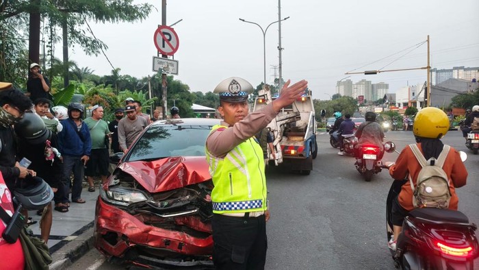 Mobil Honda Jazz melawan arah menabrak pikap parkir dan motor di Ciputat, Tangsel, Rabu (1/7/2026).
