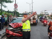 Jazz Lawan Arah Tabrak Pikap dan Motor di Ciputat, Pemotor Terjepit