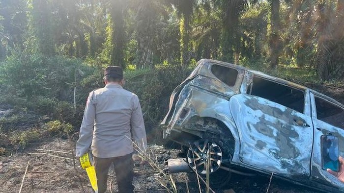 Mobil terbakar di Kobar usai alami pecah ban dan tabrak mobil lain.