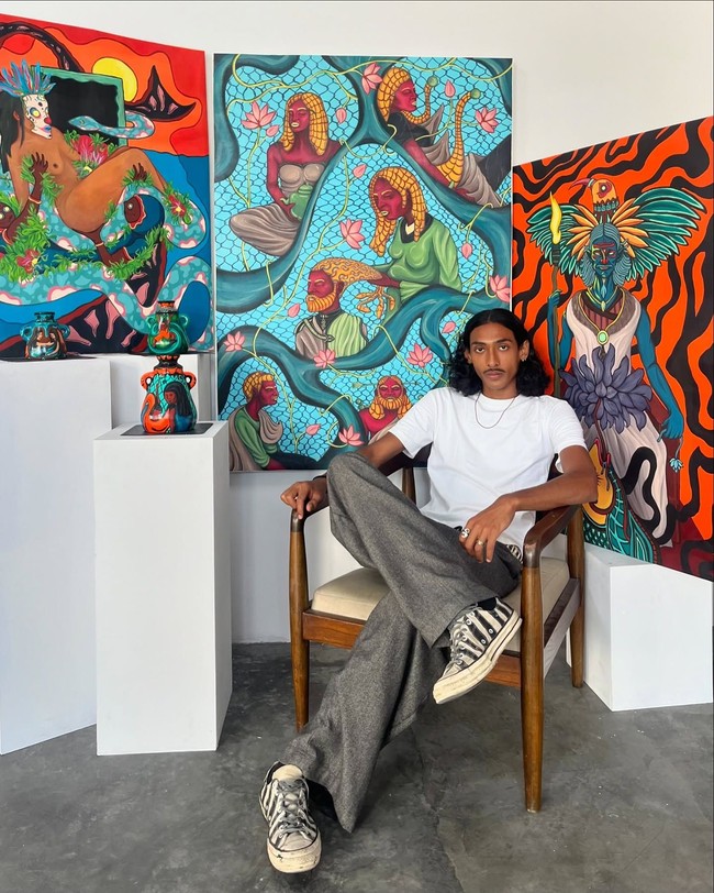 Viknes yang kini berbasis di Bali juga dikenal sebagai seniman berbakat. Hobi melukis, ia telah menghasilkan beberapa karya beraliran pop-urban yang dipamerkan di sejumlah galeri Tanah Air. Dalam unggahan @blue_monster_gallery, Viknes disebut sebagai seniman yang eksperimental karena gayanya terus berevolusi dengan eksplorasi medium yang berbeda-beda, mulai dari kanvas, kain, tato, hingga senin digital. (Foto: Instagram/@viknes_waren)