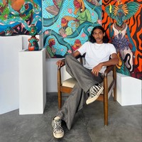 Viknes yang kini berbasis di Bali juga dikenal sebagai seniman berbakat. Hobi melukis, ia telah menghasilkan beberapa karya beraliran pop-urban yang dipamerkan di sejumlah galeri Tanah Air. Dalam unggahan @blue_monster_gallery, Viknes disebut sebagai seniman yang eksperimental karena gayanya terus berevolusi dengan eksplorasi medium yang berbeda-beda, mulai dari kanvas, kain, tato, hingga senin digital. (Foto: Instagram/@viknes_waren)