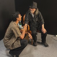 Berjalan untuk Yohji Yamamoto meninggalkan kesan tersendiri. Dalam kesempatan tersebut, ia dapat berinteraksi langsung dengan desainer sekaligus pendiri brand tersebut. “It was an honor🌹Thank you so much,” tulisnya di Instagram, disertai foto mereka bersama. (Foto: Instagram/@viknes_waren)