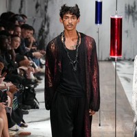 Musim ini saja di Paris Fashion Week, Viknes mendapat kepercayaan dari banyak desainer atau rumah mode ternama untuk memeragakan koleksi terbaru mereka.  Selain Jacquemus besutan perancang Prancis Simon Porte, ada Junya Watanabe, Yohji Yamamoto, dan Officine Générale. (Foto: Instagram/@viknes_waren)