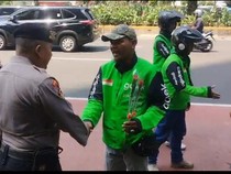Komunitas Ojol Beri Bunga ke Polisi di Jakpus Saat Hari Bhayangkara Ke-80