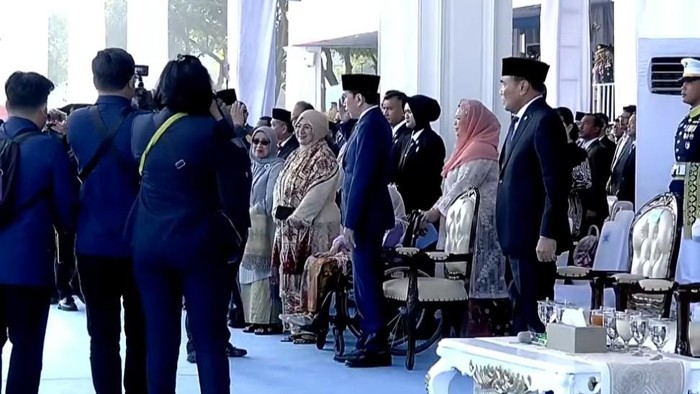 Momen Prabowo dan Jokowi saling hormat di Hari Bhayangkara Ke-80 (dok. YouTube Setpres)