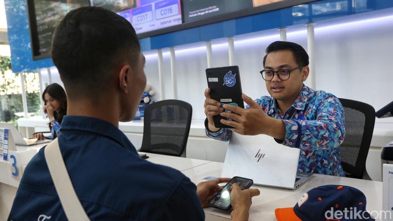 Mulai Rabu (1/7/2026), seluruh pelanggan baru layanan seluler di Indonesia wajib melakukan perekaman biometrik wajah sebagai bagian dari proses registrasi kartu SIM prabayar. Kebijakan tersebut resmi diberlakukan oleh Kementerian Komunikasi dan Digital (Komdigi) untuk memperkuat validasi identitas pengguna layanan telekomunikasi.