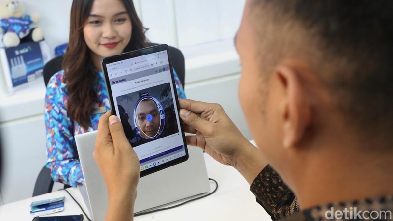 Mulai Rabu (1/7/2026), seluruh pelanggan baru layanan seluler di Indonesia wajib melakukan perekaman biometrik wajah sebagai bagian dari proses registrasi kartu SIM prabayar. Kebijakan tersebut resmi diberlakukan oleh Kementerian Komunikasi dan Digital (Komdigi) untuk memperkuat validasi identitas pengguna layanan telekomunikasi.