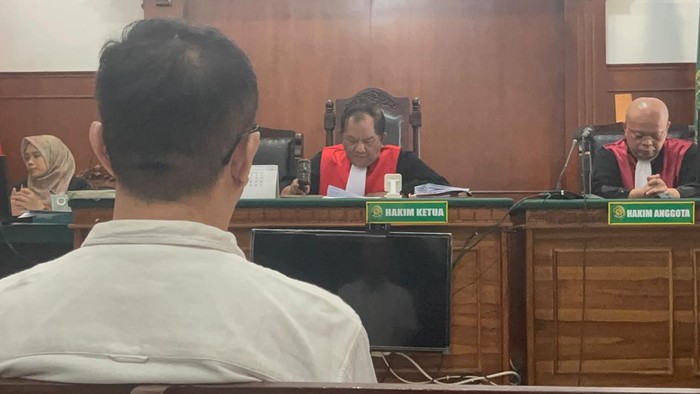 Samuel Ardi Kristanto, terdakwa perusakan rumah dan pengusiran Elina saat sidang putusan di PN Surabaya