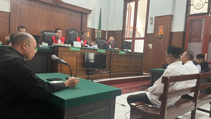 Yasin dan Sugeng terdakwa pengusiran Nenek Elina saat jalani vonis PN Surabaya