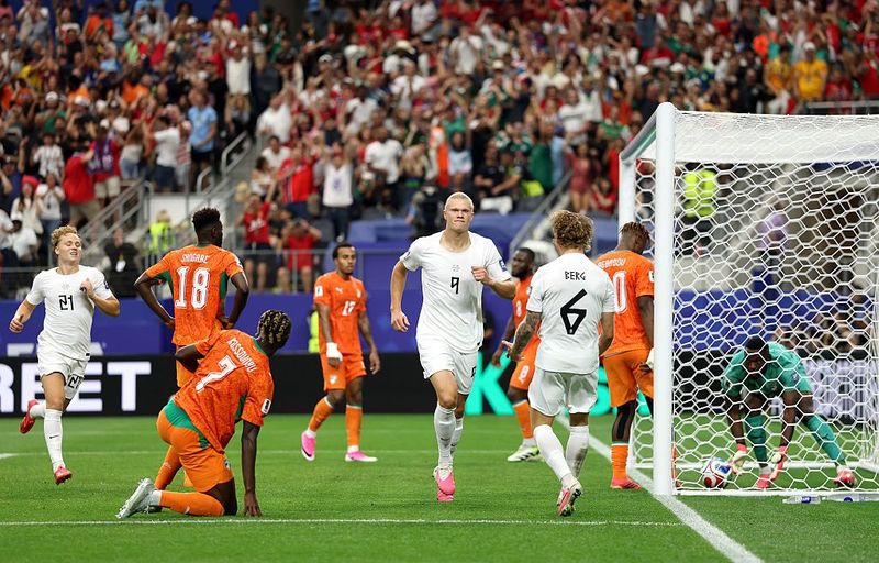 Norwegia vs Pantai Gading ARLINGTON, TEXAS - JUNE 30: Erling Haaland #9 of Norway celebrates with Patrick Berg #6 after scoring the team's second goal during the FIFA World Cup 2026 Round Of 32 match between Cote d'Ivoire and Norway at Dallas Stadium on June 30, 2026 in Arlington, Texas. (Photo by Michael Regan - FIFA/FIFA via Getty Images)