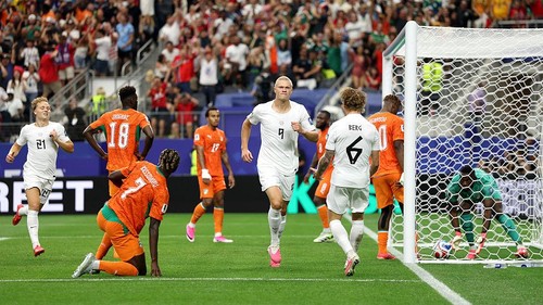 ARLINGTON, TEXAS - JUNE 30: Erling Haaland #9 of Norway celebrates with Patrick Berg #6 after scoring the teams second goal during the FIFA World Cup 2026 Round Of 32 match between Cote dIvoire and Norway at Dallas Stadium on June 30, 2026 in Arlington, Texas. (Photo by Michael Regan - FIFA/FIFA via Getty Images)