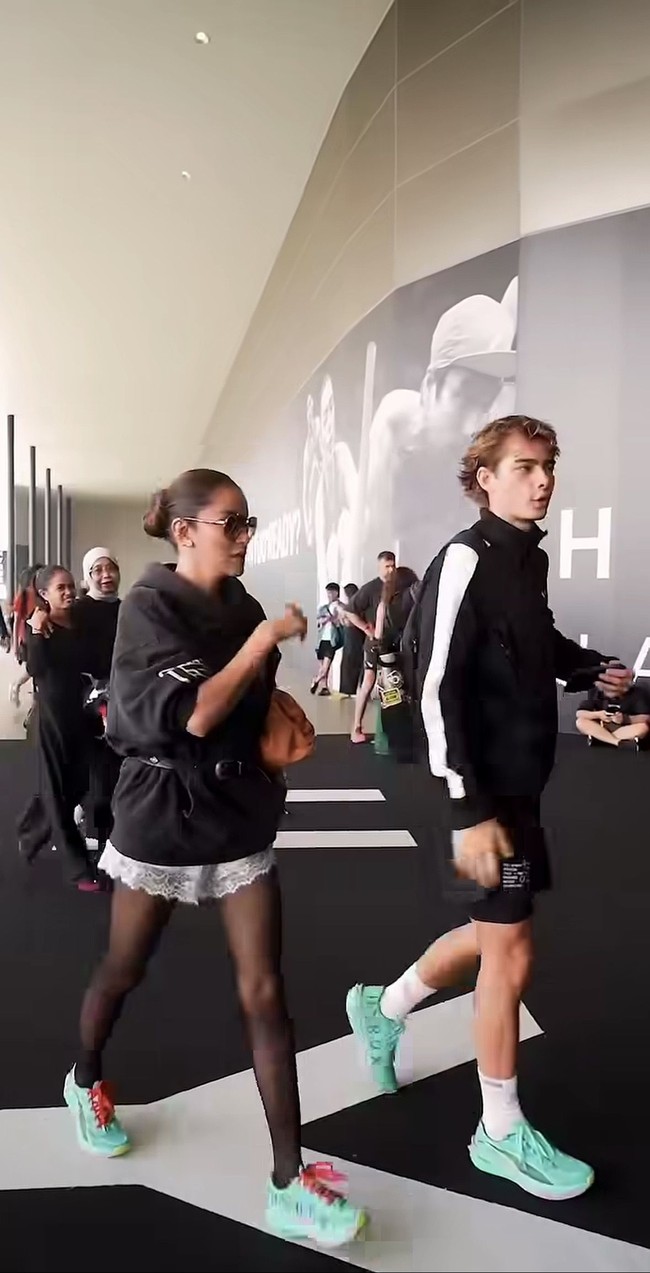 Olla tampil serasi dengan Tristan mengenakan busana bernuansa hitam dan putih, lengkap dengan sneakers hijau tosca. Foto: Instagram/@ollaramlan