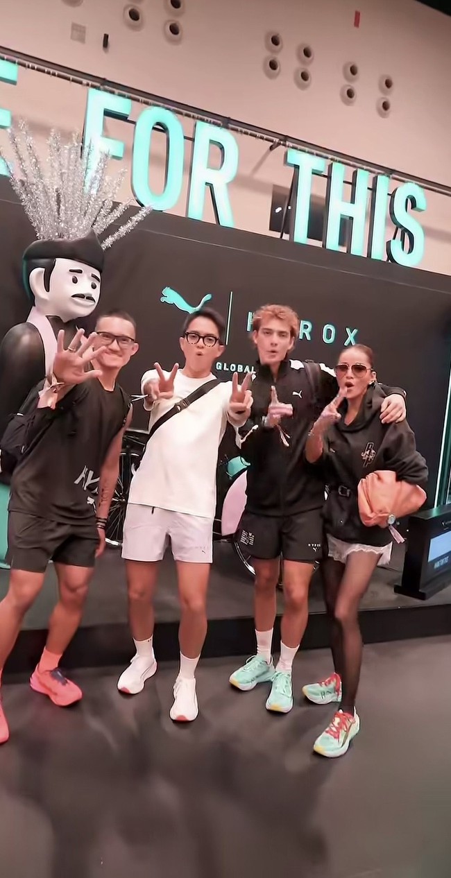 Hoodie hitam berpotongan longgar dipadukan dengan celana pendek lace putih, memberikan tampilan yang sporty namun tetap feminin. Melengkapi gayanya, Olla juga mengenakan ikat pinggang hitam yang membuat gayanya makin stylish. Foto: Instagram/@ollaramlan