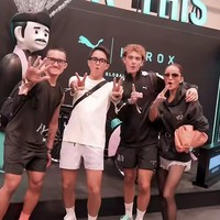 Hoodie hitam berpotongan longgar dipadukan dengan celana pendek lace putih, memberikan tampilan yang sporty namun tetap feminin. Melengkapi gayanya, Olla juga mengenakan ikat pinggang hitam yang membuat gayanya makin stylish. Foto: Instagram/@ollaramlan