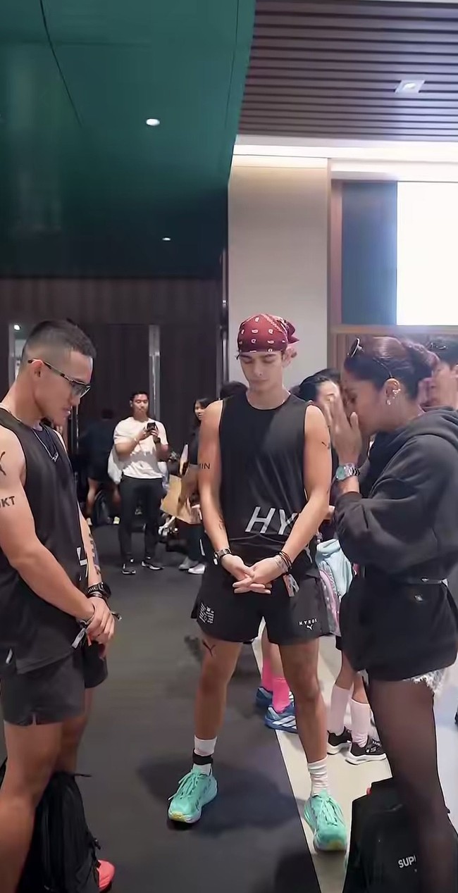 Penampilan Olla semakin terlihat bold dengan stocking hitam tipis. Kacamata hitam model aviator menambah kesan glamor. Foto: Instagram/@ollaramlan
