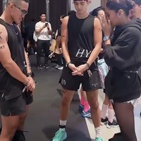 Penampilan Olla semakin terlihat bold dengan stocking hitam tipis. Kacamata hitam model aviator menambah kesan glamor. Foto: Instagram/@ollaramlan