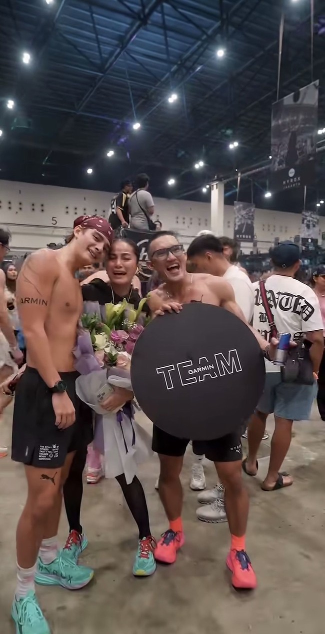 Mengetahui Tristan yang berhasil menyelesaikan pertandingan hingga akhir, Olla sempat terharu. Saat pose bersama, Olla tampak sedikit menangis bahagia. Foto: Instagram/@ollaramlan