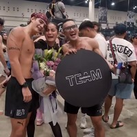 Mengetahui Tristan yang berhasil menyelesaikan pertandingan hingga akhir, Olla sempat terharu. Saat pose bersama, Olla tampak sedikit menangis bahagia. Foto: Instagram/@ollaramlan