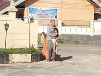Paman Diduga ODGJ Sandera Ponakan Pakai Pisau di Depan Polsek-Koramil Konawe