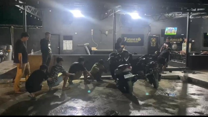 Polisi amankan 14 remaja terlibat balap liar di Makassar. Penindakan dilakukan setelah laporan warga.