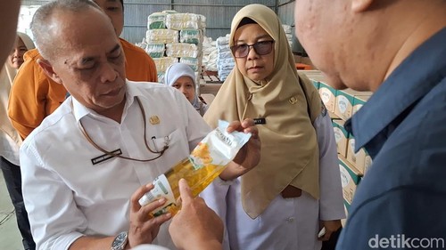 Pemkot Mataram melakukan sidak terkait isu Minyakita berbau bio solar di Gudang Bulog Dasan Cermen, Mataram, Rabu (1/7/2026).