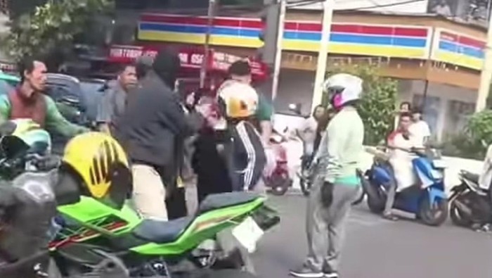 Pemotor di Tebet, Jaksel, membentak hingga memukul pemotor lain di jalanan berujung cekcok. (Tangkapan layar viral)