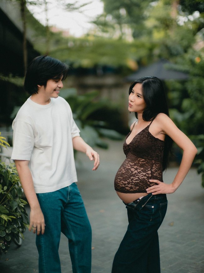 Shenina Cinnamon Pamer Baby Bump yang Makin Besar, Seksi Pakai Tank Top Lace