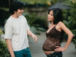Shenina Cinnamon Pamer Baby Bump yang Makin Besar, Seksi Pakai Tank Top Lace