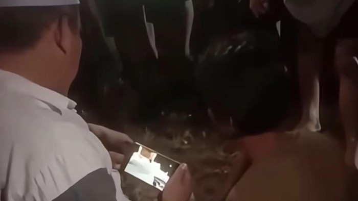 Pemuda yang diamankan karena diduga mencuri tali pocong di Ketapang. (Istimewa)