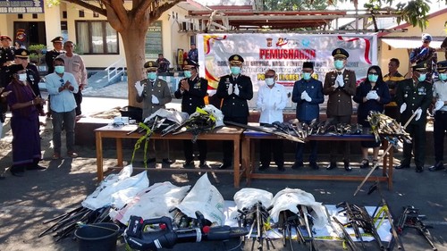 Pemusnahan 863 Senjata api rakitan konflik antardesa Narasaosina dan Desa Waiburak di Mapolres Flores Timur, Rabu (1/7/2026). (Yurgo Purab/detikBali)