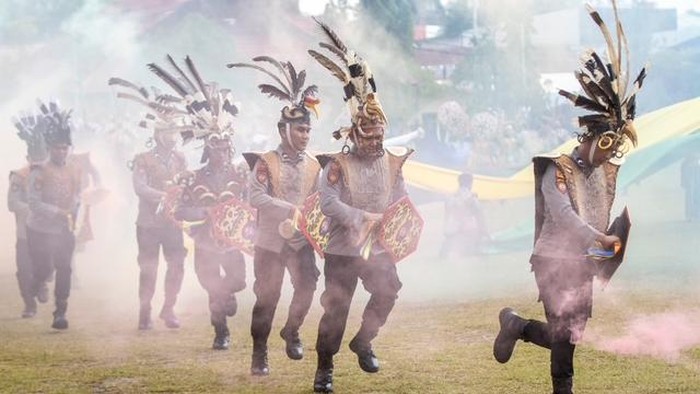 Penampilan Tari Kolosal Nyiru, tarian tradisional khas Dayak yang sarat makna kebersamaan, rasa syukur, dan pelestarian budaya lokal saat Hari Bhayangkara ke-80. (Dok humas polda Kalteng)