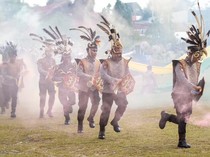 Kala Pak Polisi Menari Kolosal Nyiru Dayak di Hari Bhayangkara ke-80