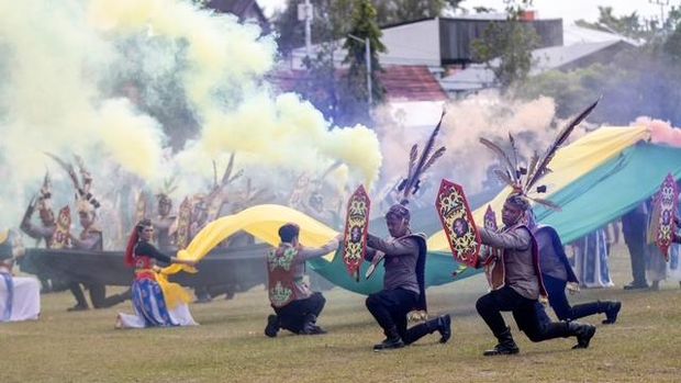 Penampilan Tari Kolosal Nyiru, tarian tradisional khas Dayak yang sarat makna kebersamaan, rasa syukur, dan pelestarian budaya lokal saat Hari Bhayangkara ke-80. (Dok humas polda Kalteng)